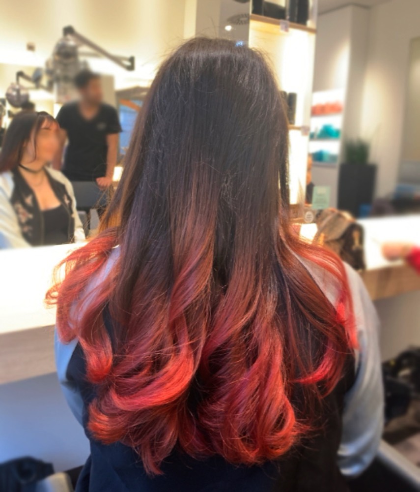 Rotes Ombré auf langem, dunklem Haar – mobile Friseurin Wien