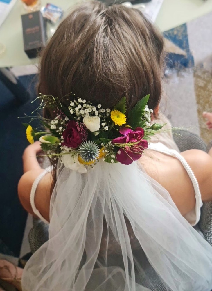 Brautfrisur mit Blumenkranz und Schleier – mobile Friseurin Wien
