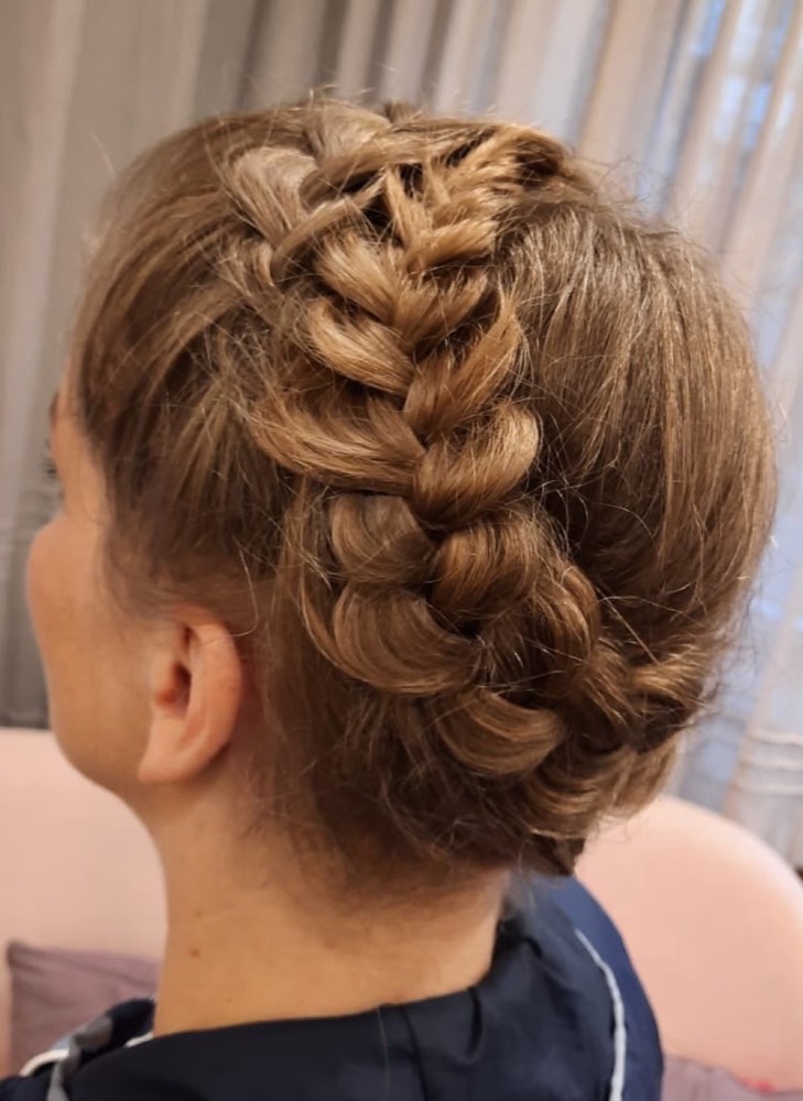 Geflochtene Hochsteckfrisur – mobile Friseurin Wien