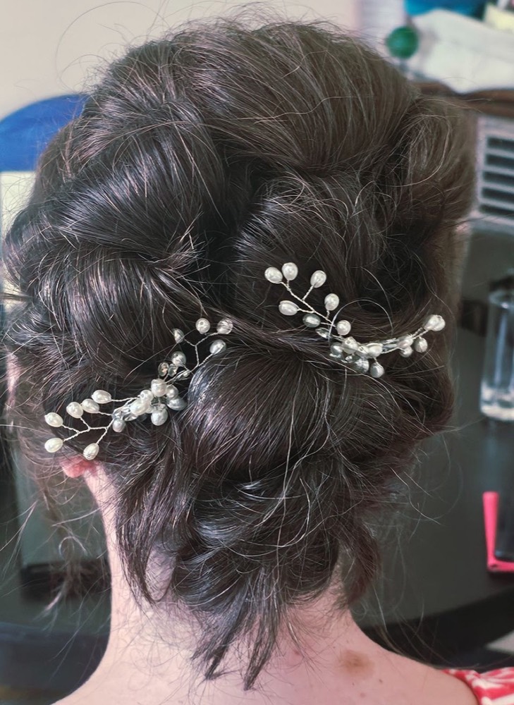 Hochzeitsfrisur mit Perlen-Haarschmuck – mobile Friseurin Wien