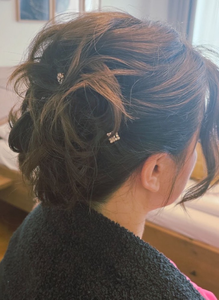 Elegante Hochsteckfrisur auf dunklem Haar – mobile Friseurin Wien