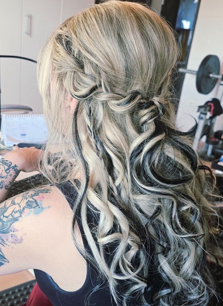 Lange Locken mit blonden Strähnen – mobile Friseurin Wien