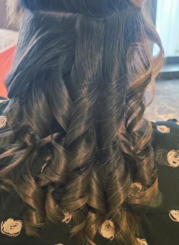 Große Locken auf dunklem Haar – mobile Friseurin Wien