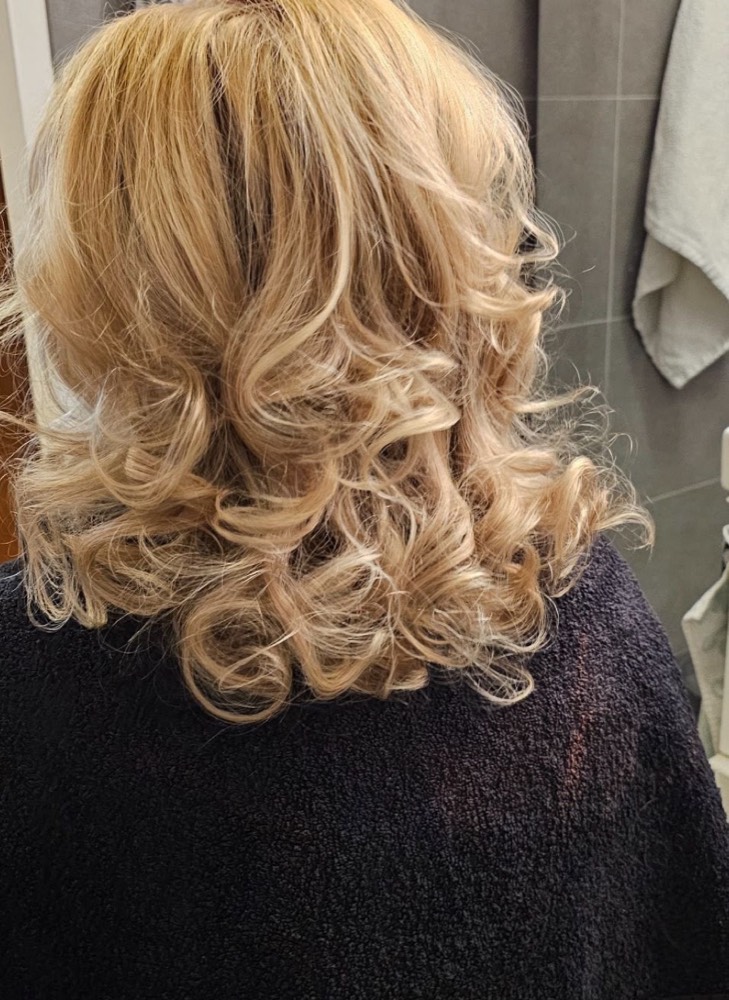 Blonde Locken, schulterlang – mobile Friseurin Wien