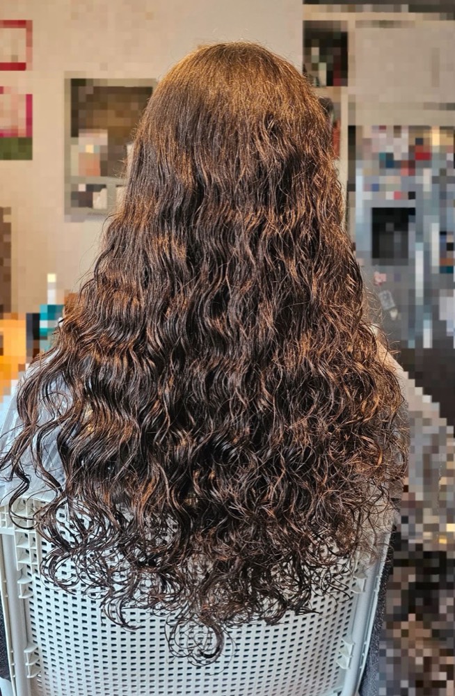 Natürliche Locken, lang – mobile Friseurin Wien