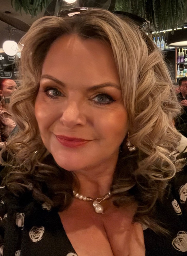 Voluminöse Locken für einen Abend-Look – mobile Friseurin Wien