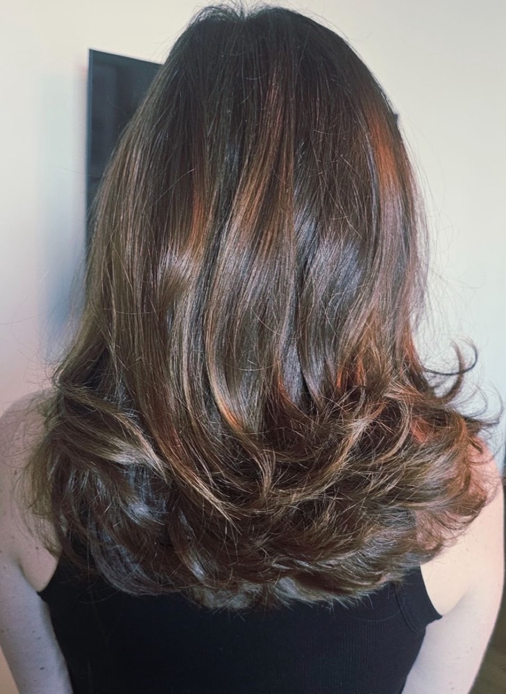 Stufenschnitt auf braunem Haar – mobile Friseurin Wien
