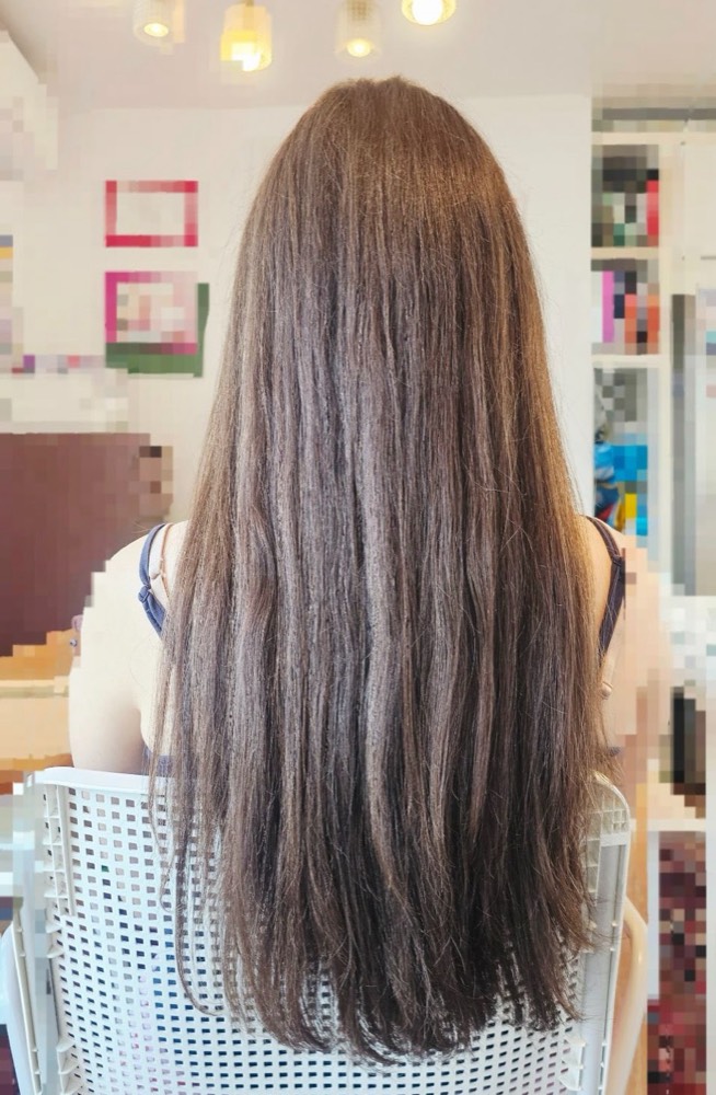 Langes, glattes Haar nach dem Schnitt – mobile Friseurin Wien