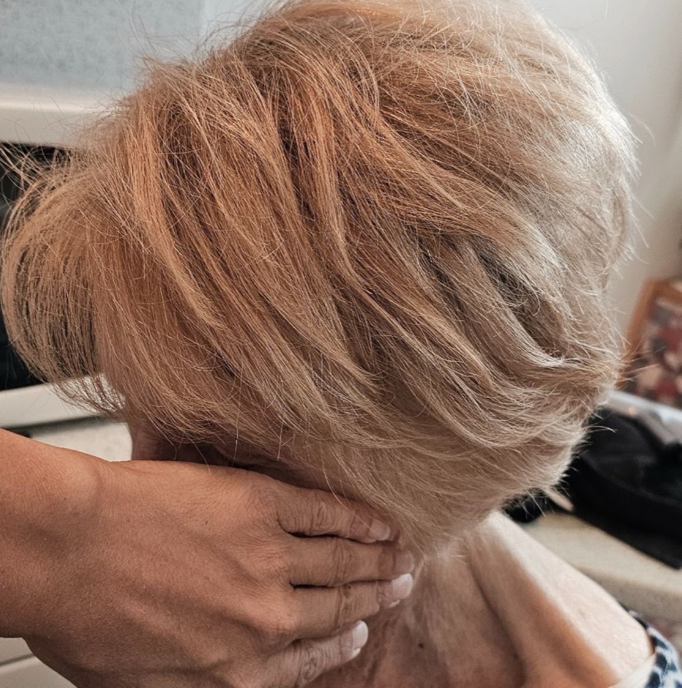 Gestufter Kurzhaarschnitt in Blond – mobile Friseurin Wien