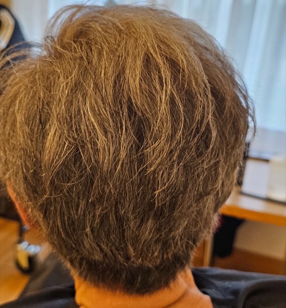 Gestufter Kurzhaarschnitt in Braun – mobile Friseurin Wien