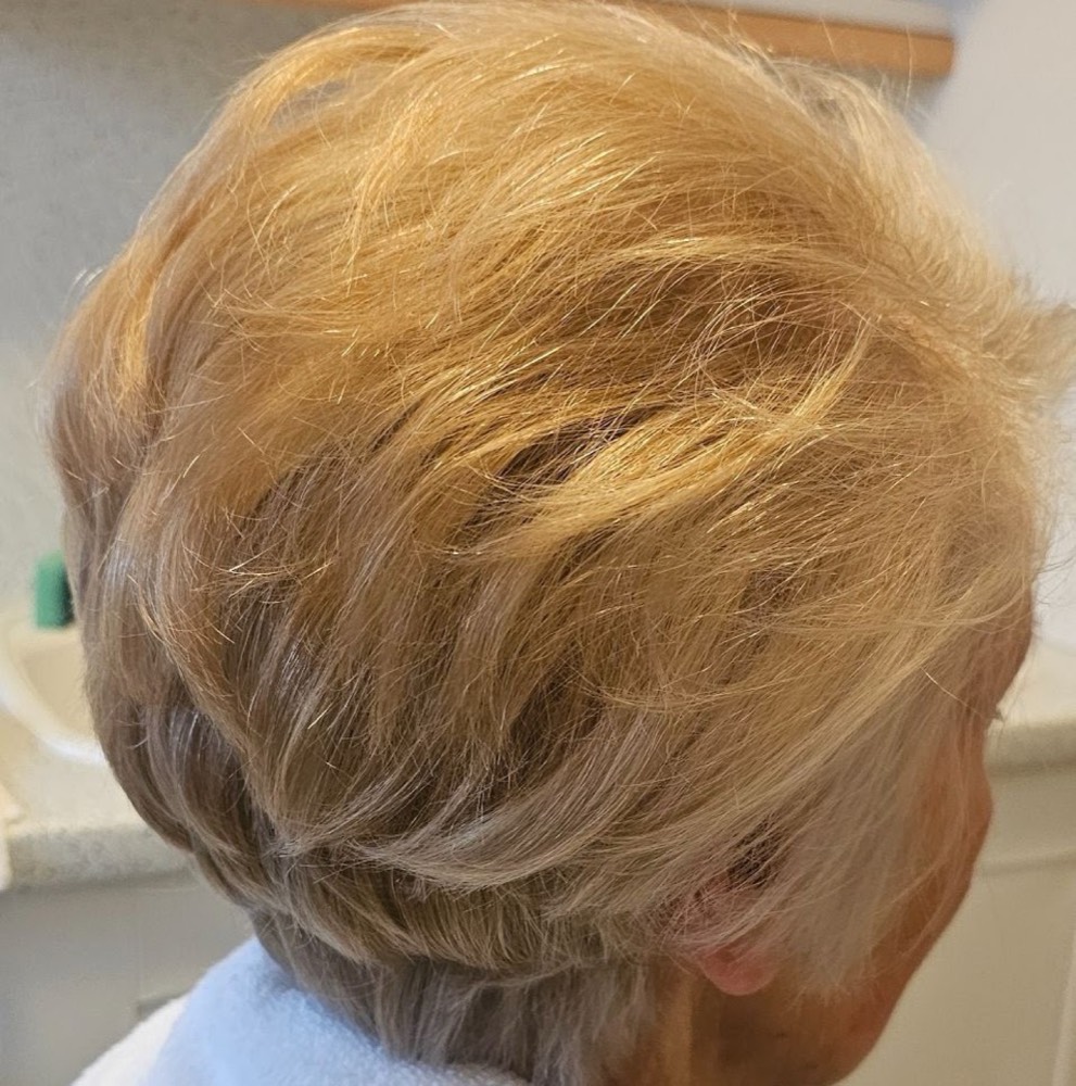Kurzhaarschnitt mit Volumen in Blond – mobile Friseurin Wien
