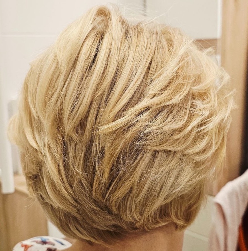 Stufiger Kurzhaarschnitt in hellem Blond – mobile Friseurin Wien