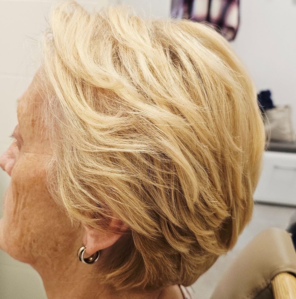 Kurzhaarschnitt mit Fransen in Blond – mobile Friseurin Wien