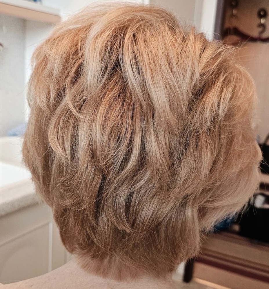 Kurzhaarschnitt in Aschblond – mobile Friseurin Wien